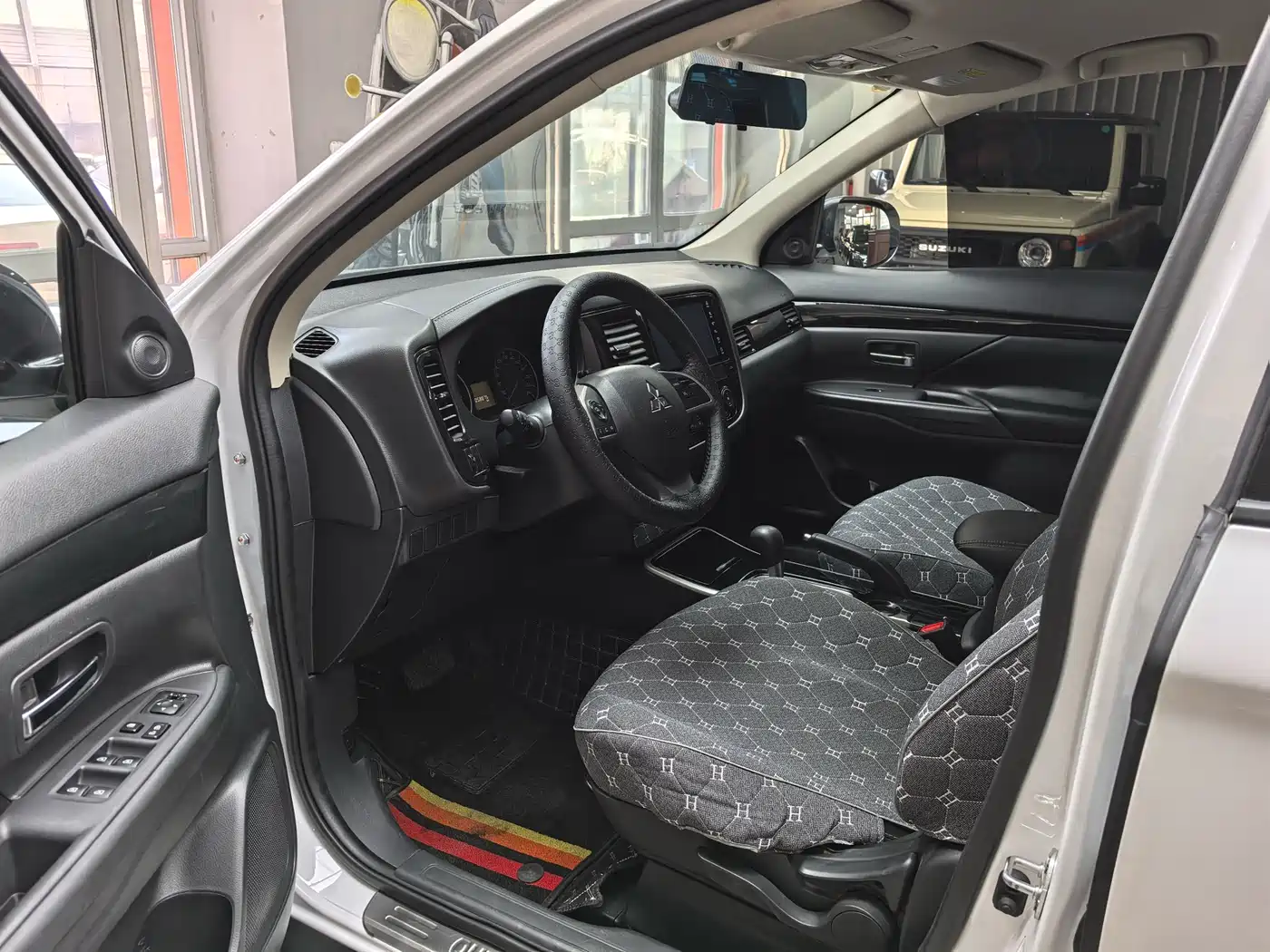 MITSUBISHI OUTLANDER