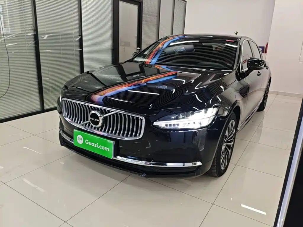 Volvo Volvo S90 2024 B5 Momentum Luxury Edition