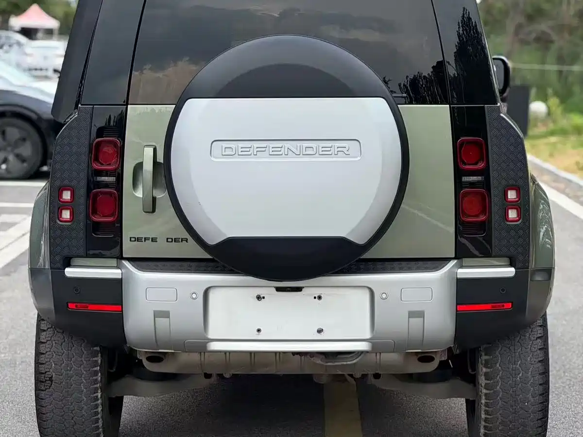 Photo 6 - Land Rover Defender