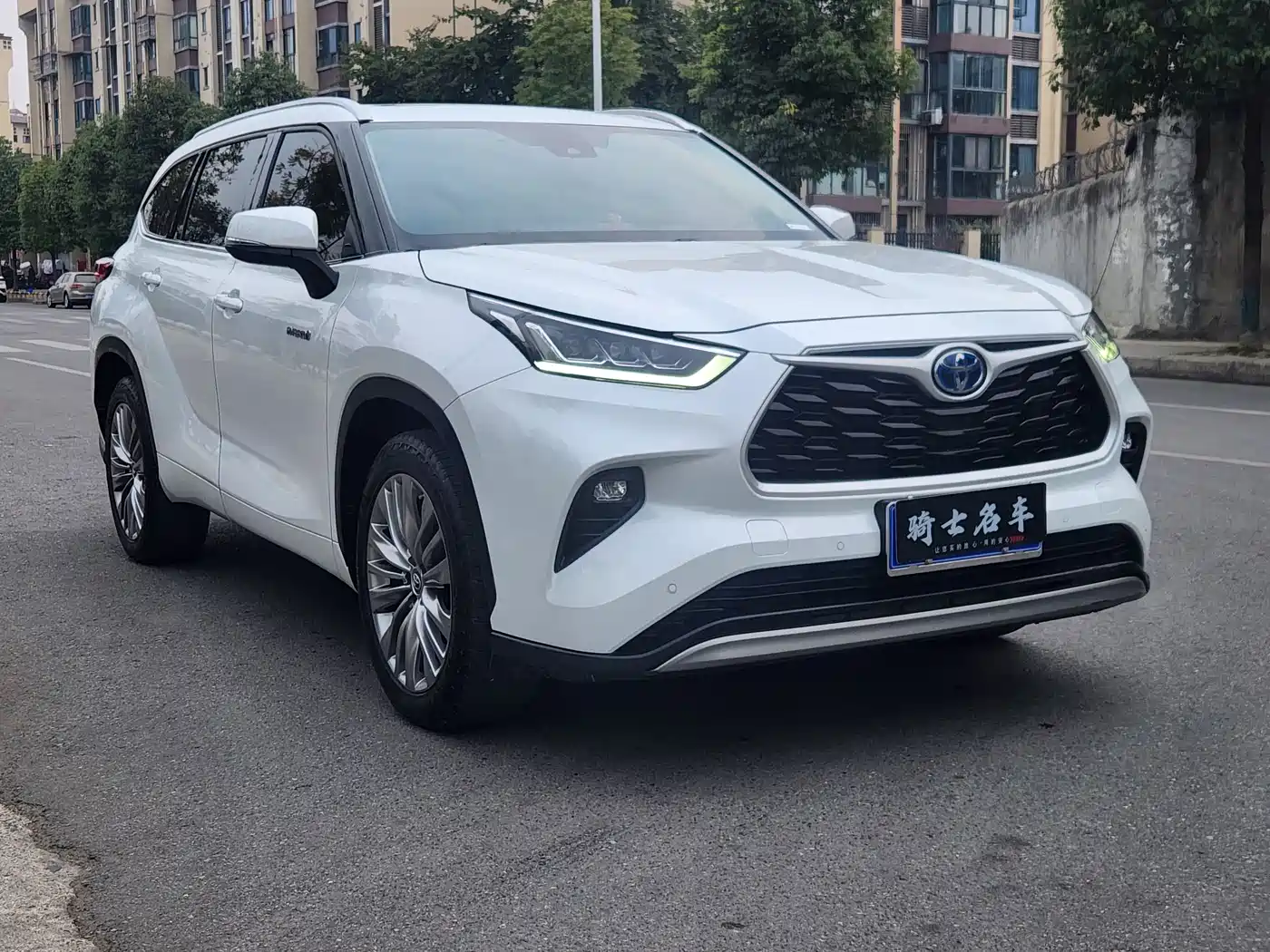 Toyota Highlander 2023 2.5L Smart Hybrid Dual Engine AWD Premium 7-Seater фото 3