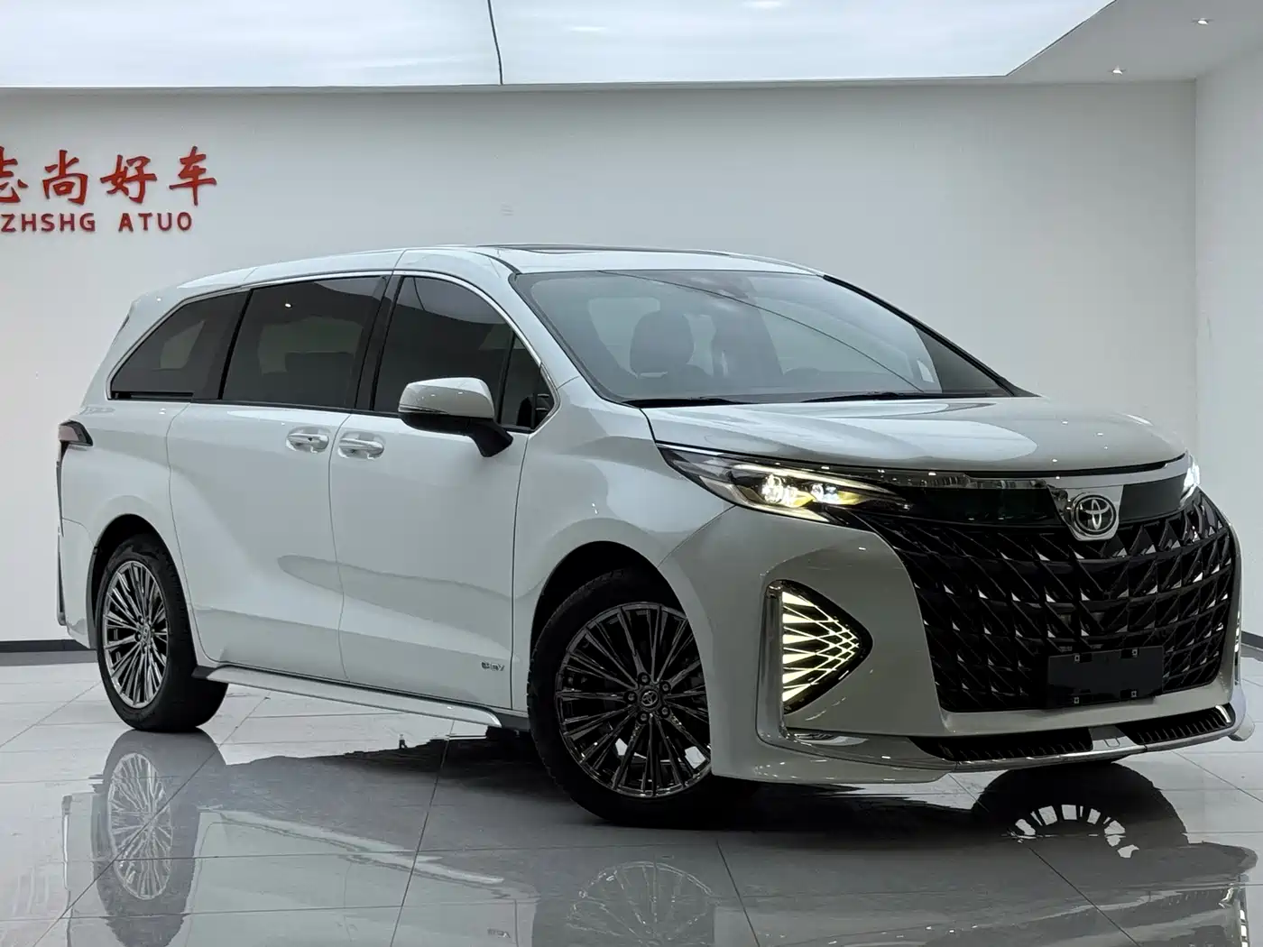 Toyota Granvia 2024 2.5L Hybrid Comfort фото 3