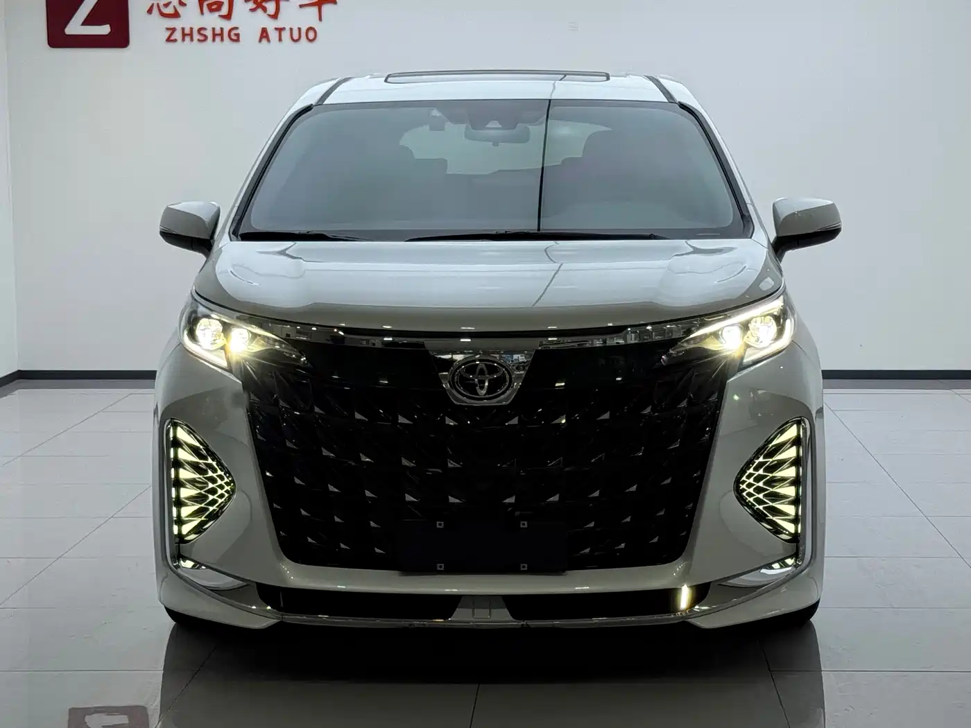 Toyota Granvia 2024 2.5L Hybrid Comfort фото 2
