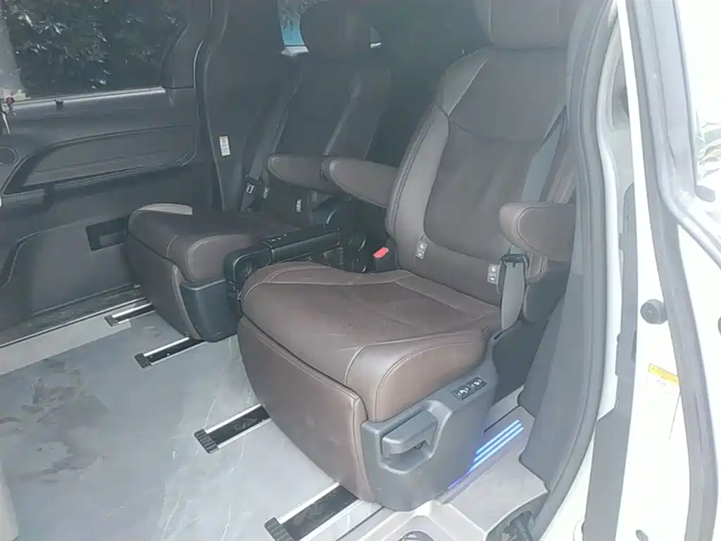 Toyota Sienna 2021 2.5L Hybrid Platinum Edition фото 17
