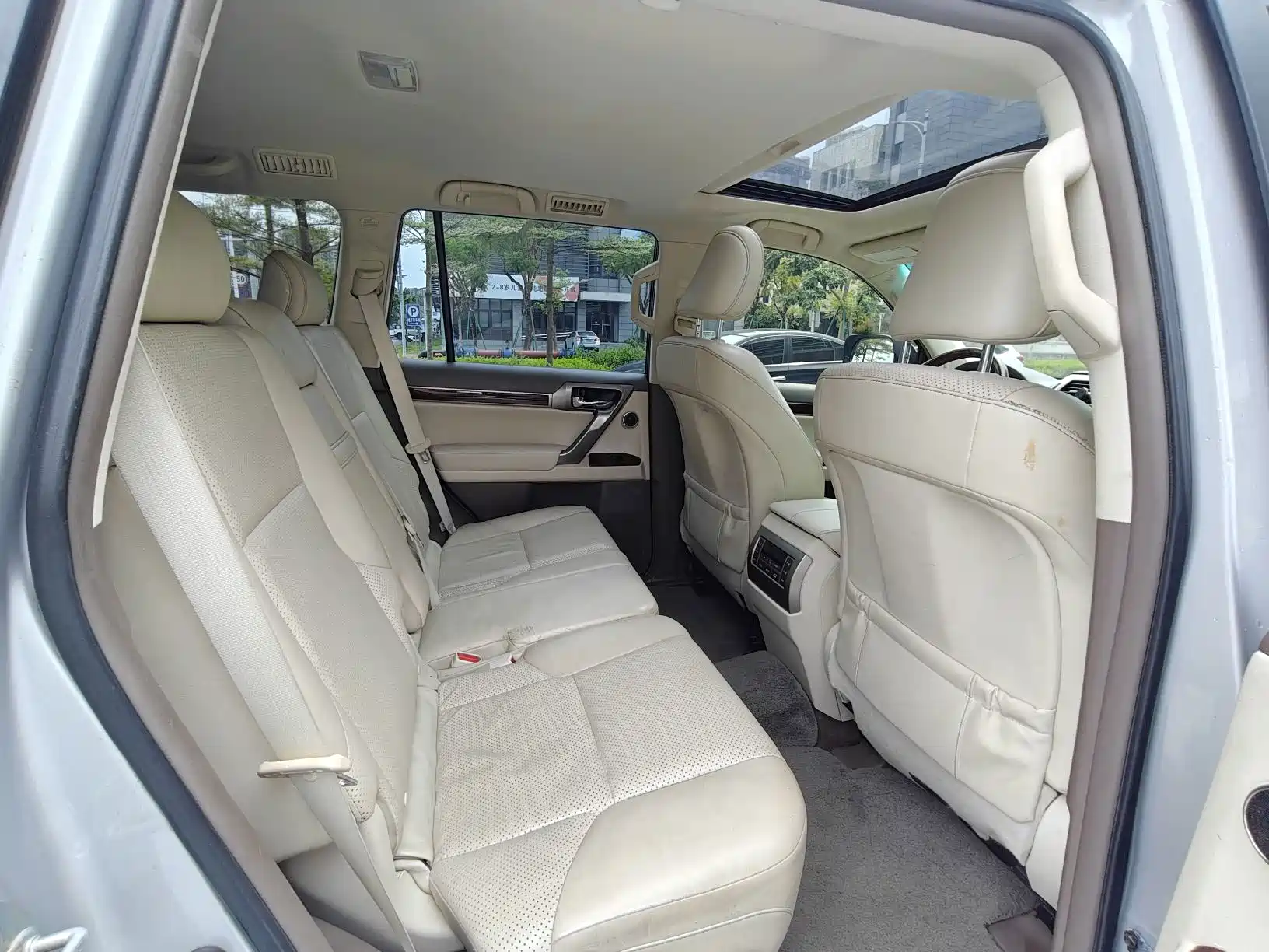 Photo 8 - Lexus GX