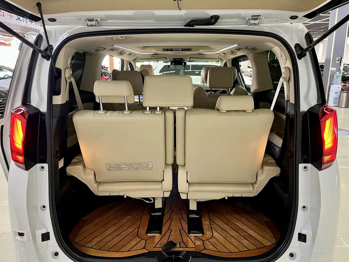 Toyota Alphard 2020 Hybrid 2.5L Premium Edition фото 15