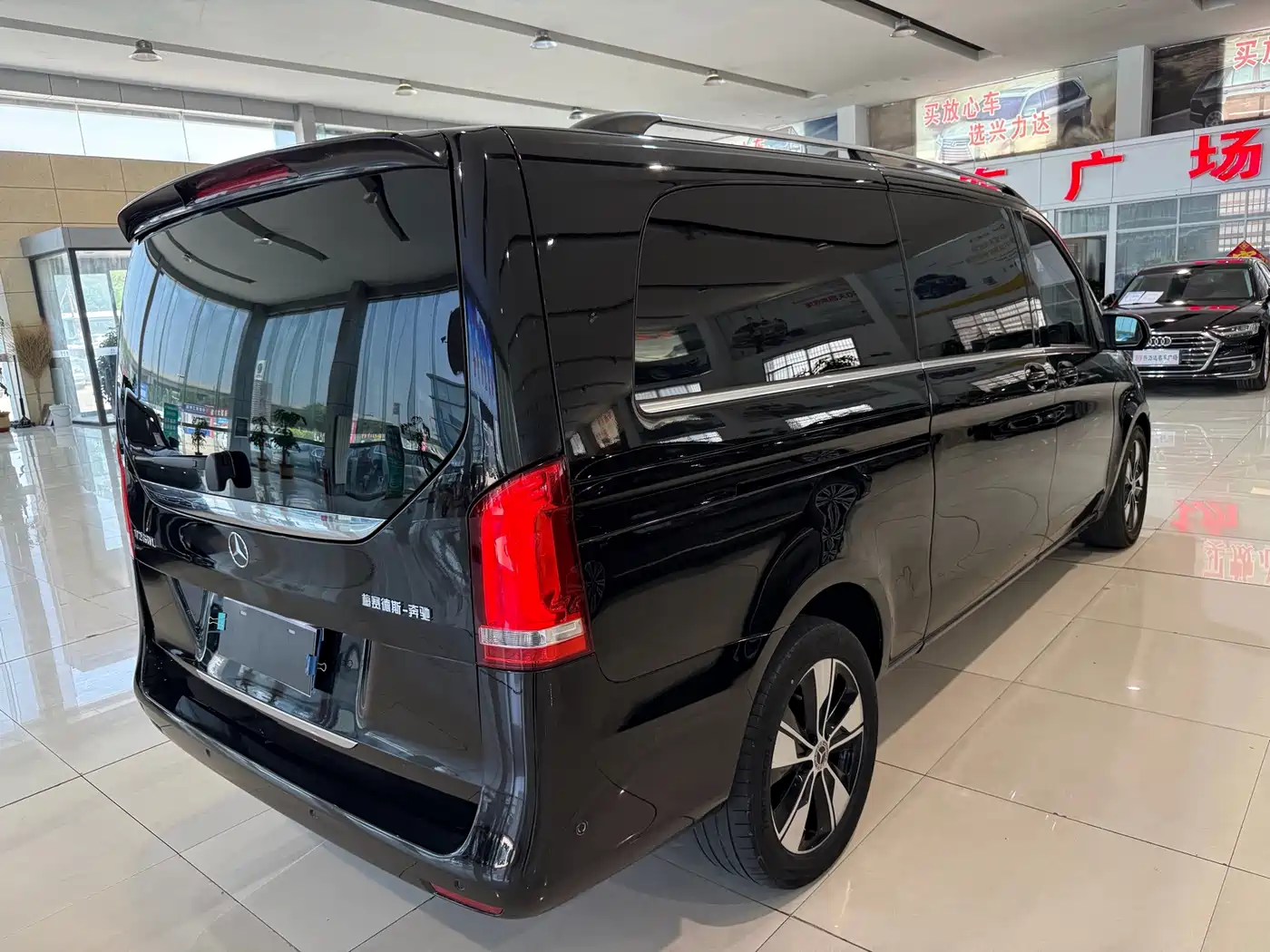 Mercedes-Benz V-Class 2018 V 260 L Premium Long Version China V фото 3