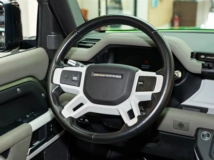 Land Rover Defender 2021 90 P400 Classic Replica Edition фото 12
