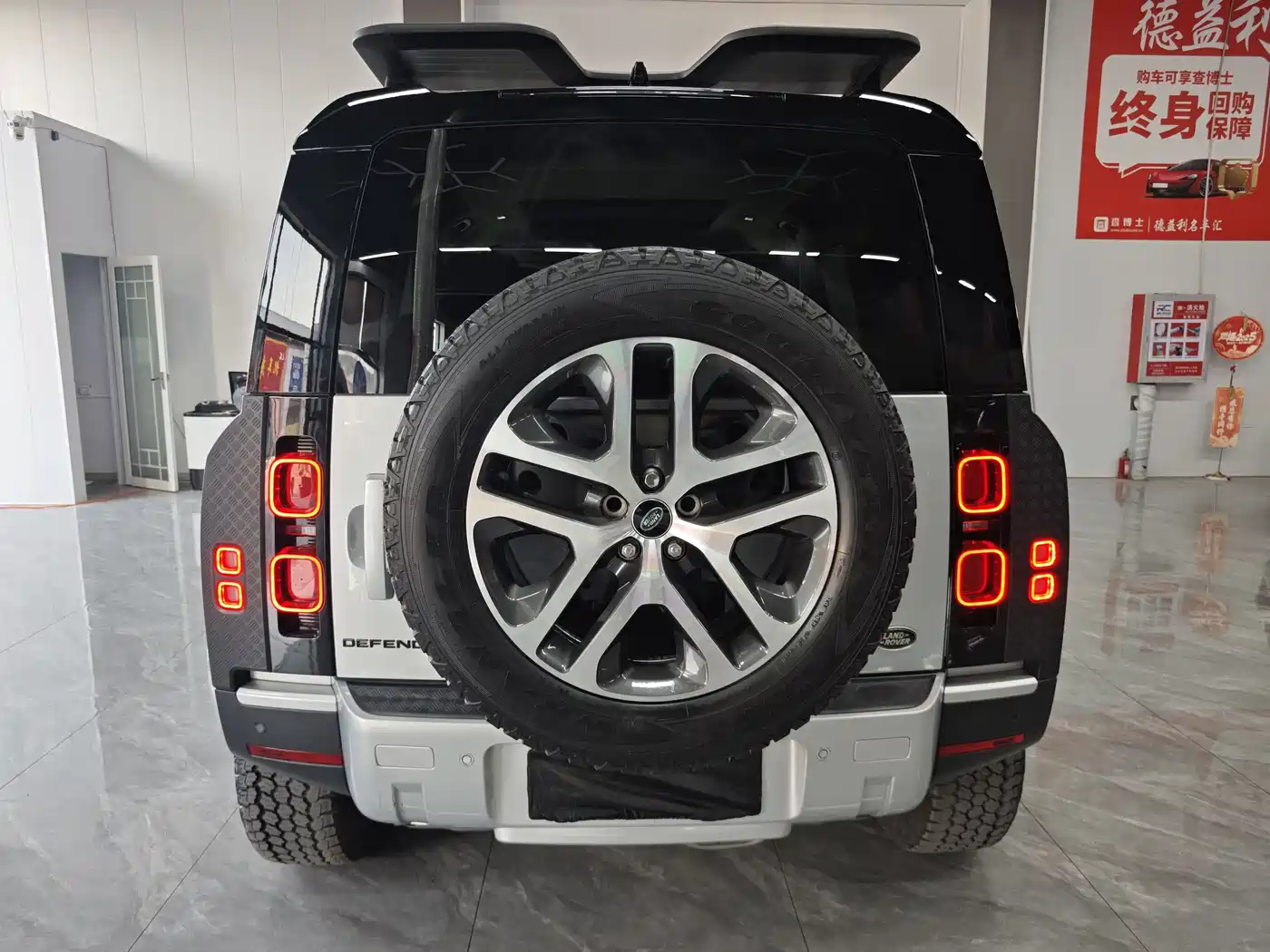 Land Rover Defender 2022 110 P400 Dark Special Edition фото 6