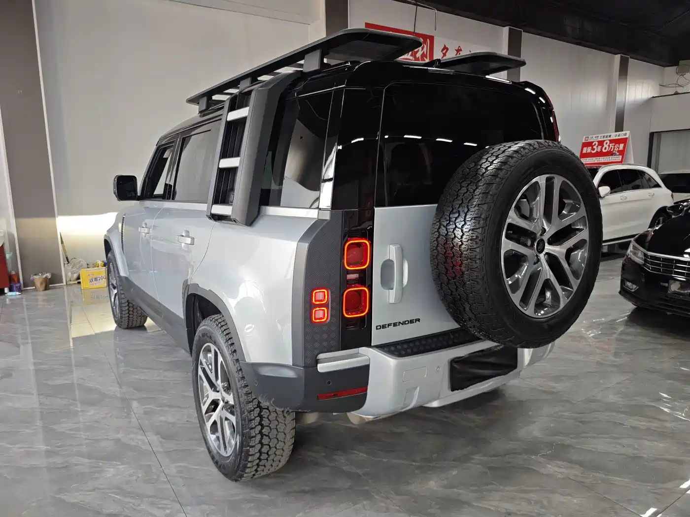 Land Rover Defender 2022 110 P400 Dark Special Edition фото 7