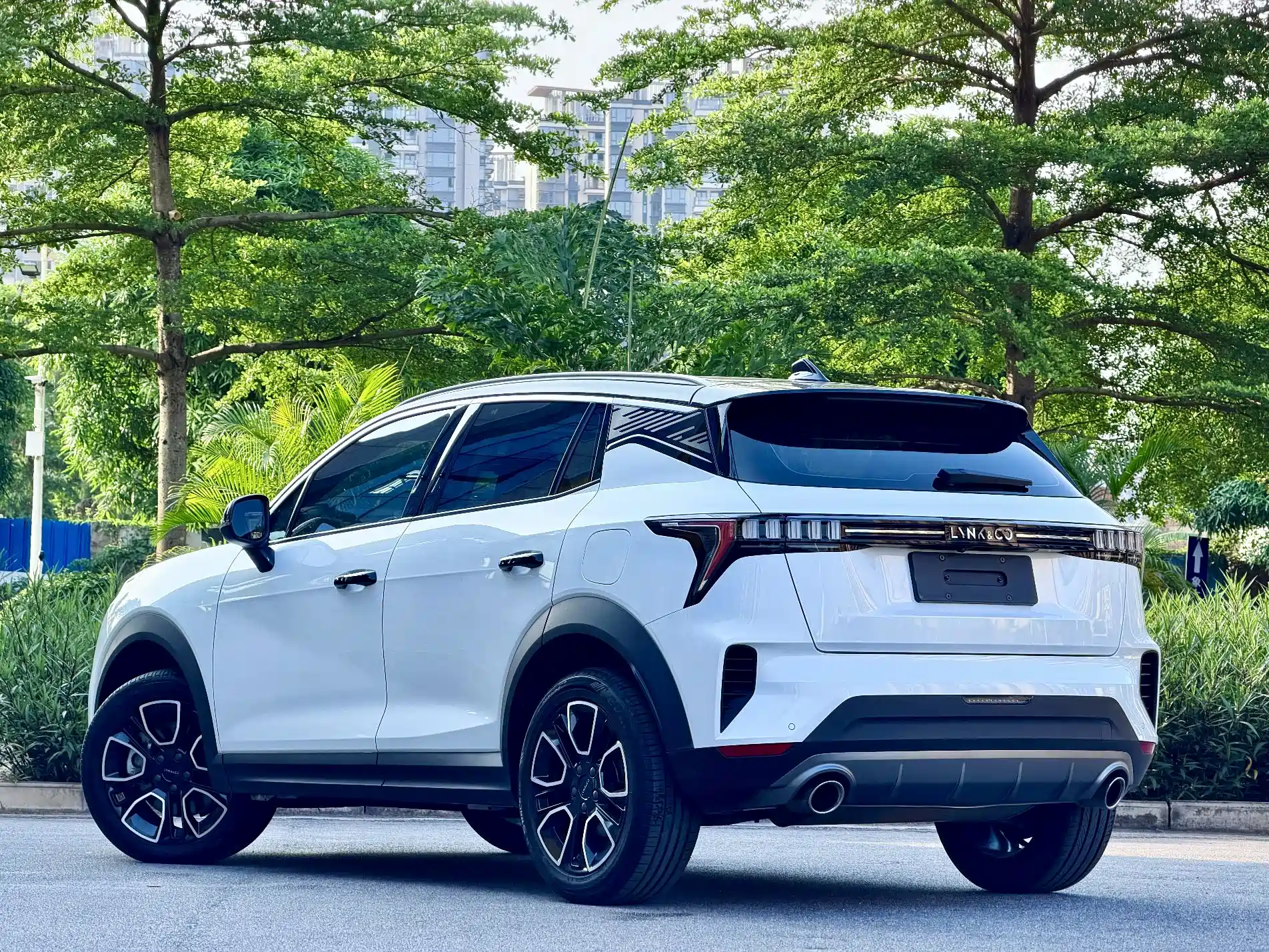 Photo 4 - Lynk & Co 06