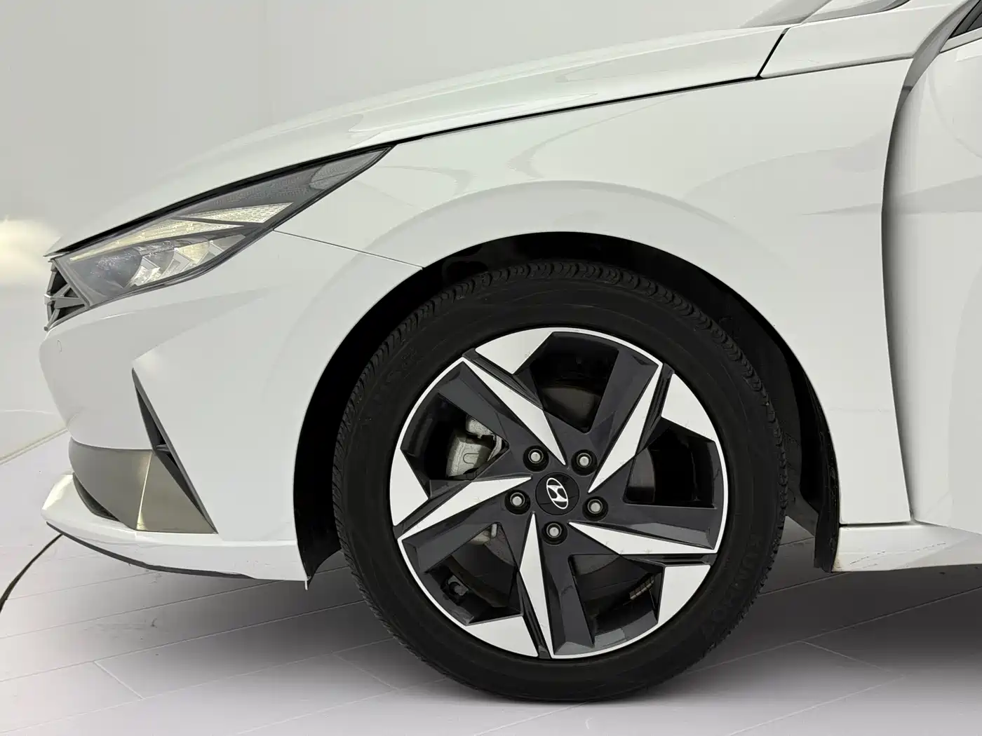 Hyundai Elantra 2023 Model 1.5L CVT LUX Premium Edition фото 19