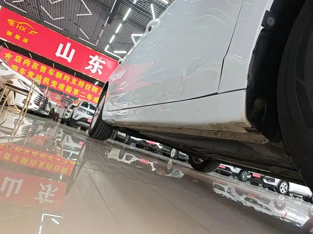 Фото 21 - Roewe i5