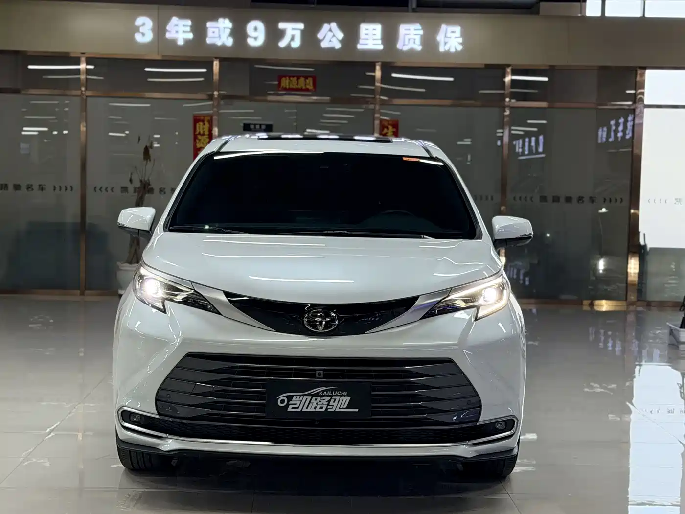 Toyota Sienna 2024 2.5L Hybrid 4WD Premium Edition фото 2
