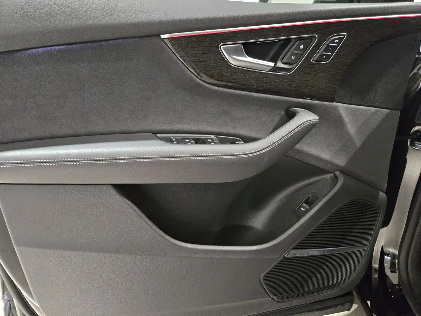 Audi Q8 2023 55 TFSI Exclusive Sport фото 19