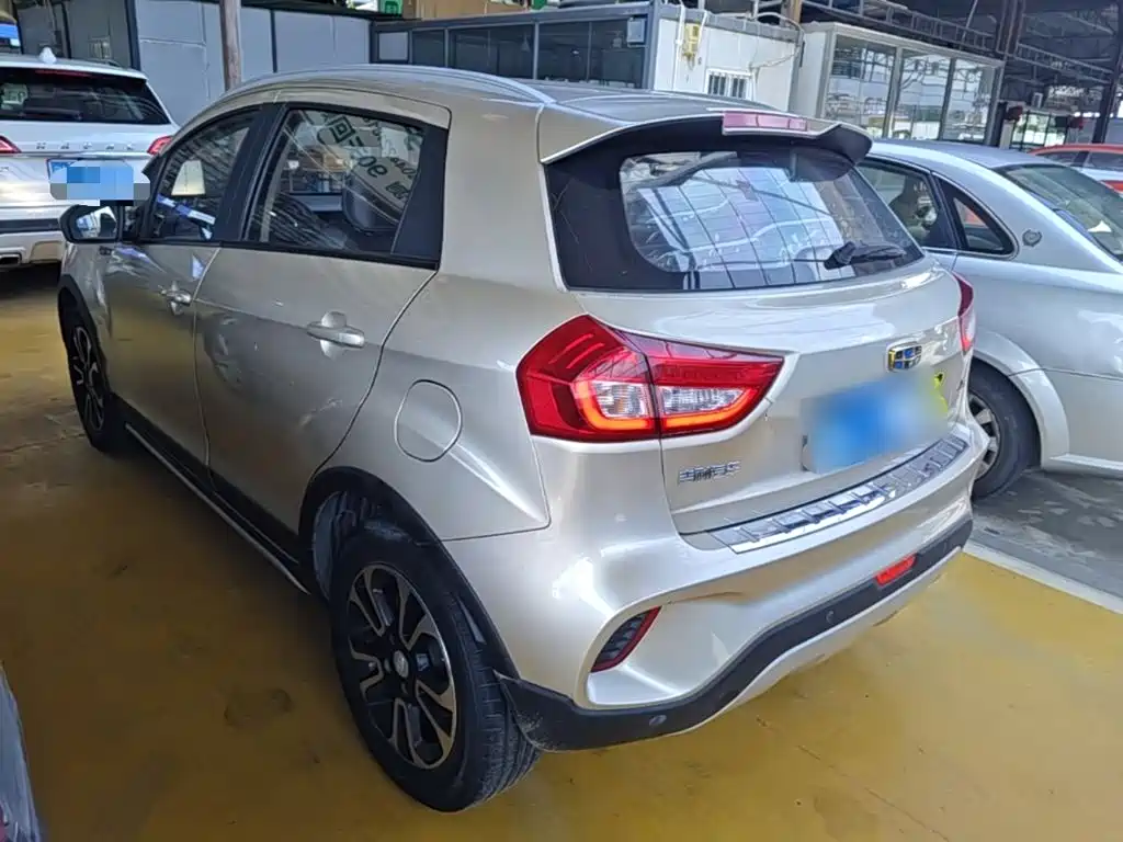 Фото 5 - Geely Vision X3