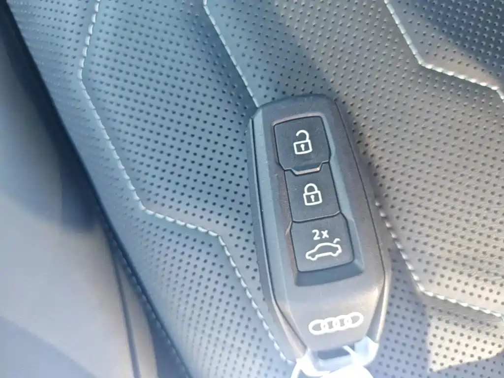 Фото 13 - Audi Q6L e-tron