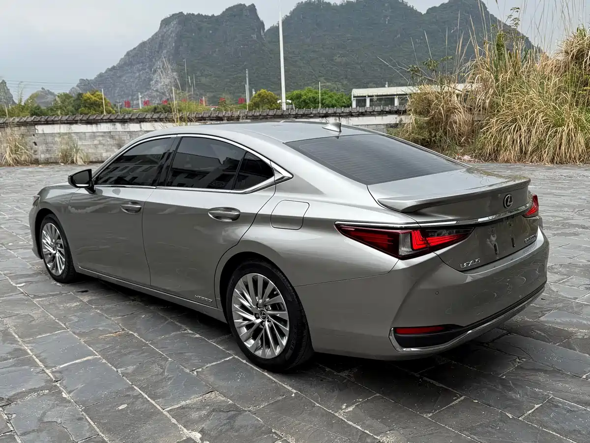 Lexus ES 2020 Model 300h Executive Edition фото 9