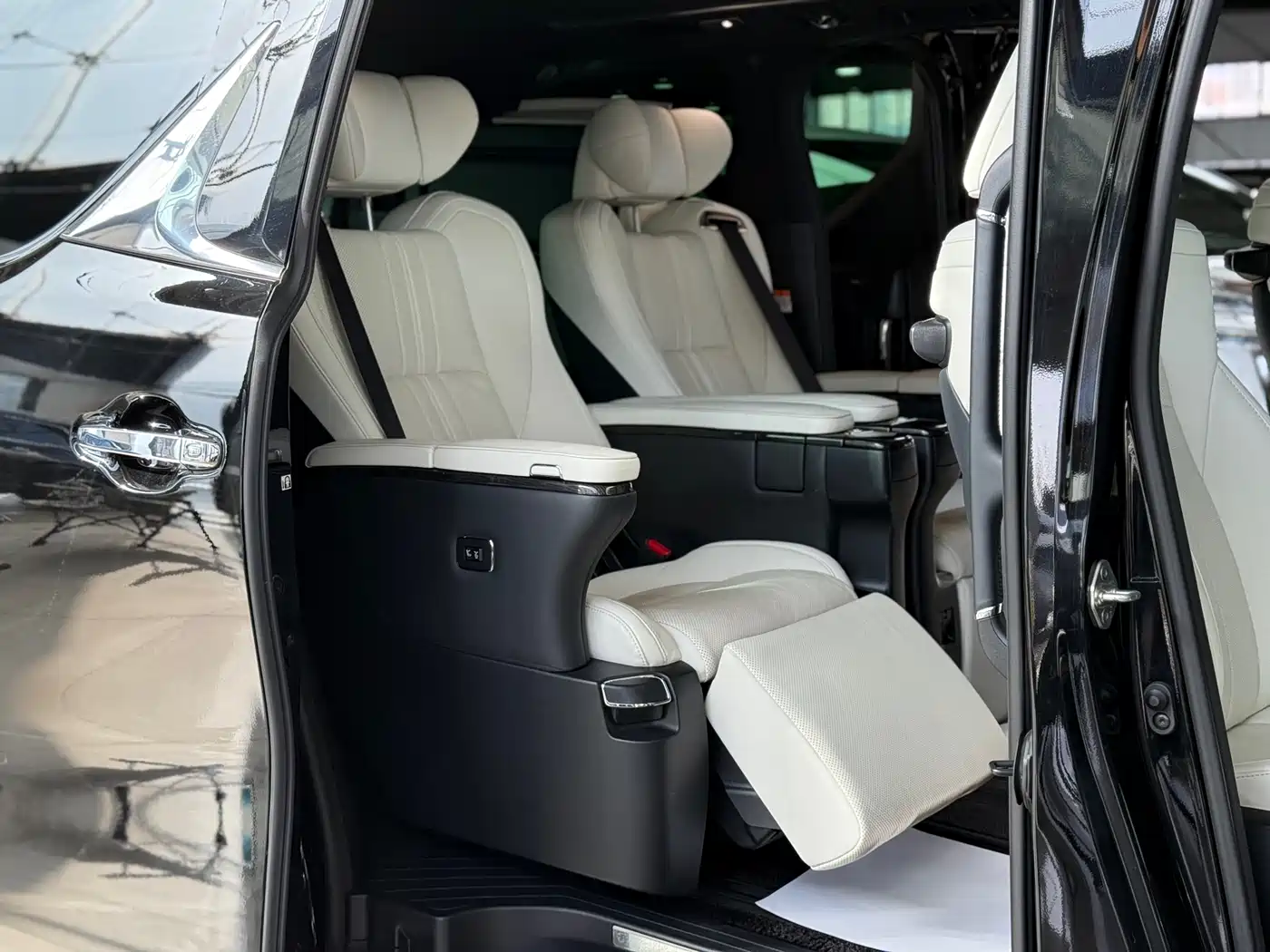 Lexus LM 2020 300h Seven-Seater Elegance Edition фото 21