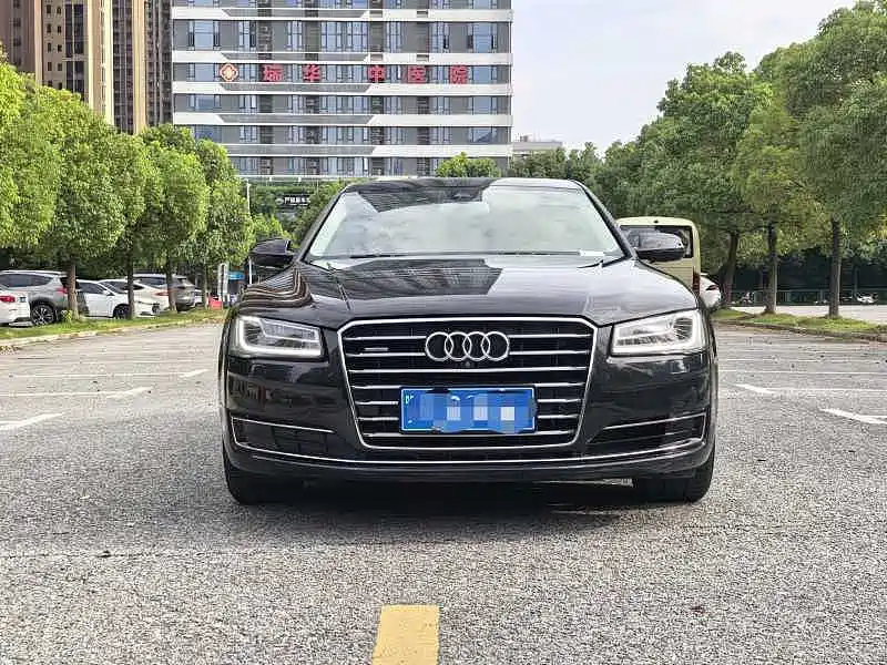 Фото 2 - Audi A8