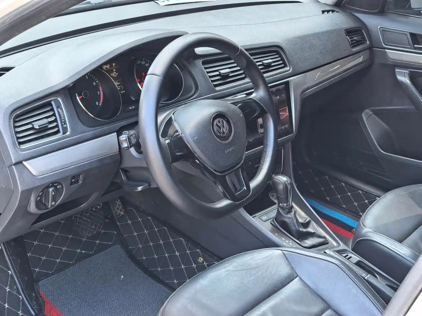 Volkswagen Lavida 2017 1.6L Automatic Comfort Edition фото 4