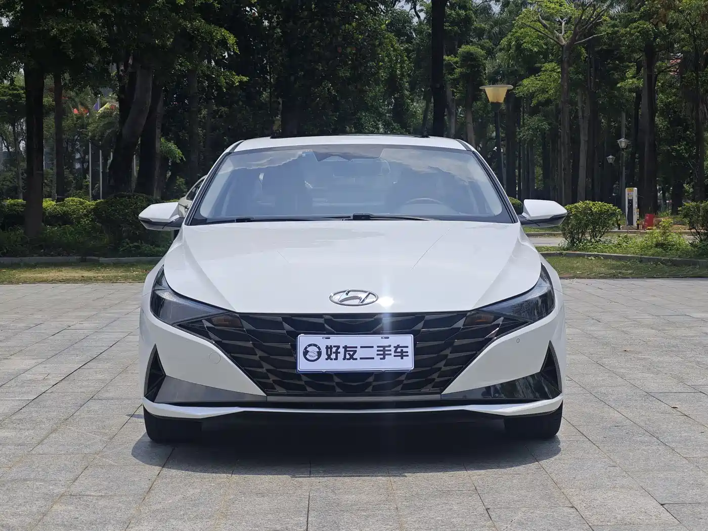 Hyundai Elantra 2022 1.5L CVT LUX Premium Edition фото 2