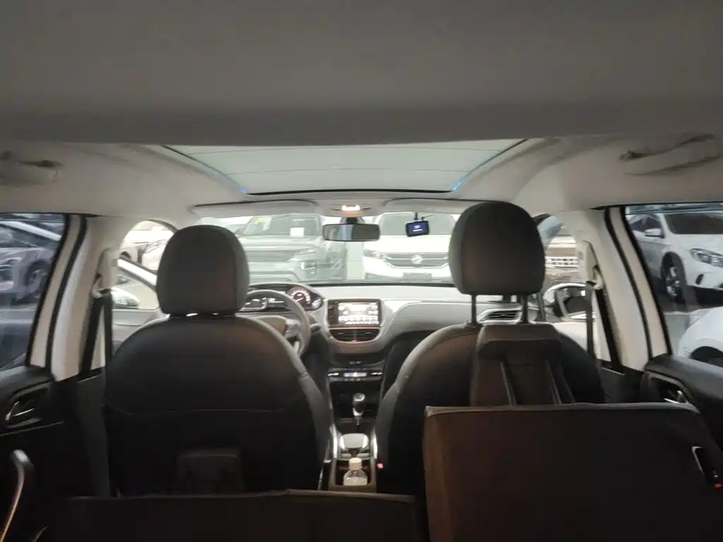 Peugeot 2008 2014 1.6L Automatic Navigation Edition фото 18