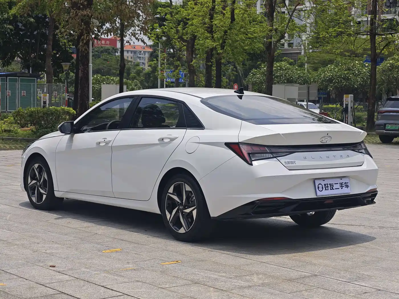 Hyundai Elantra 2022 1.5L CVT LUX Premium Edition фото 7