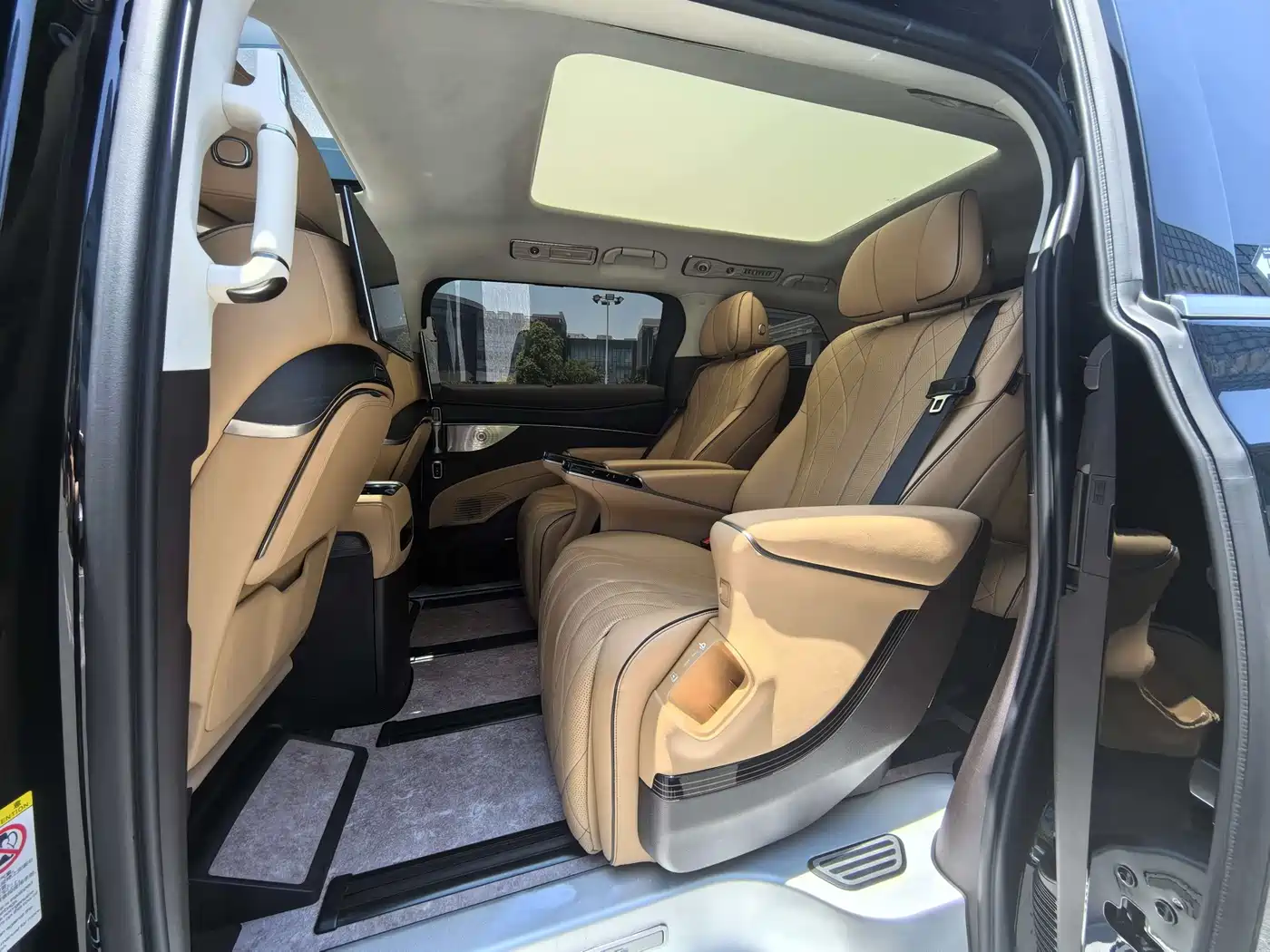 Denza D9 2024 DM-i 980 AWD Flagship фото 6