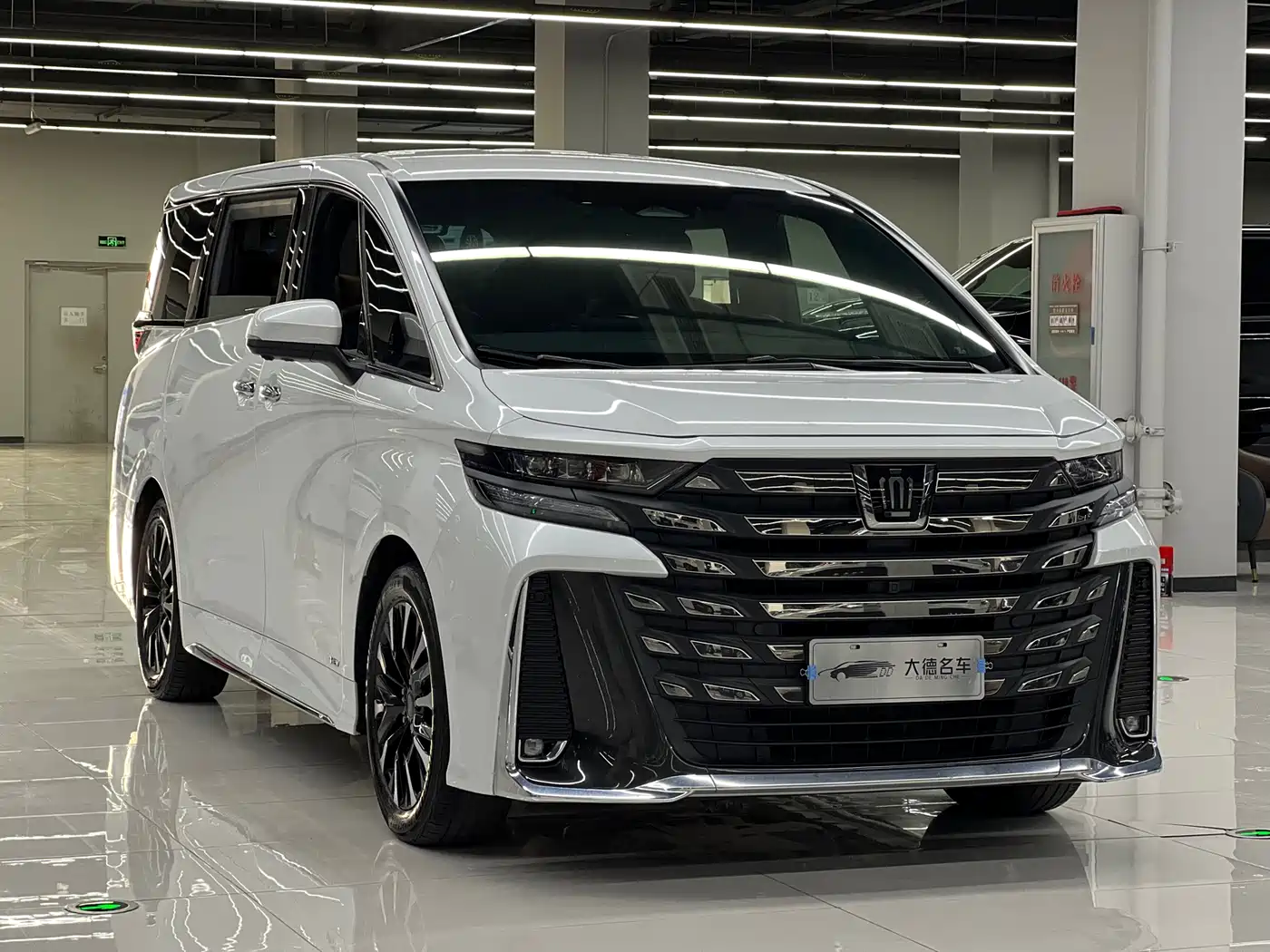 Toyota Vellfire 2024 Crown Hybrid 2.5L Executive Premium Edition фото 3