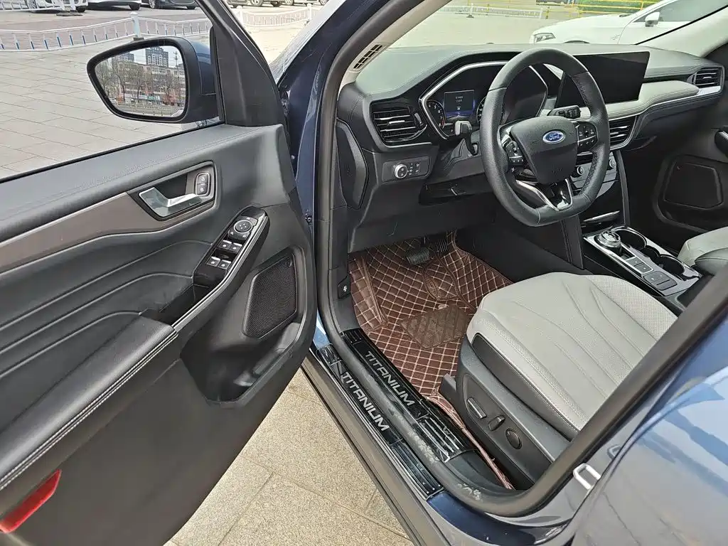 Photo 18 - Ford Escape