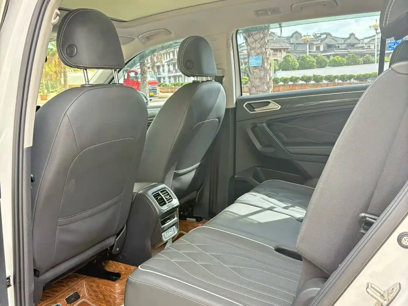 Volkswagen Tiguan L 2022 380TSI Automatic 4WD R-Line Cross Edition 7-Seater фото 9