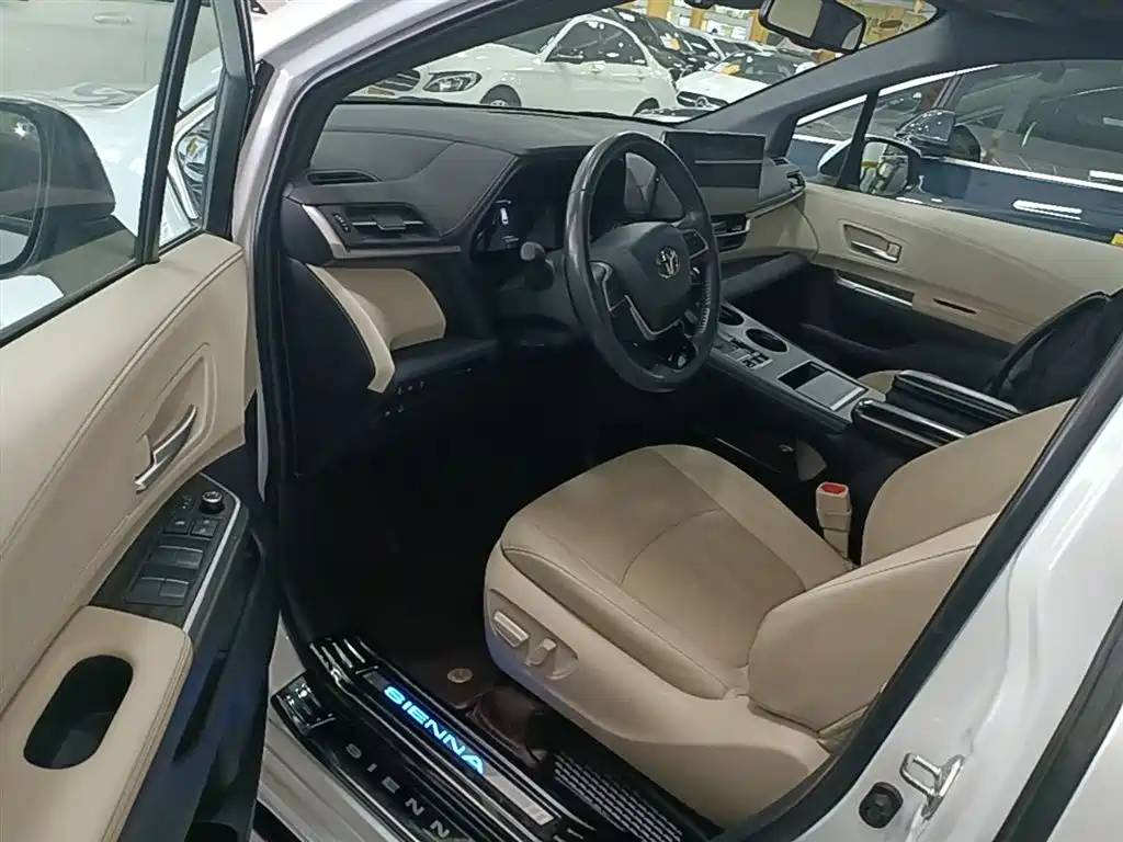 Toyota Sienna 2021 2.5L Hybrid Premium Edition фото 16