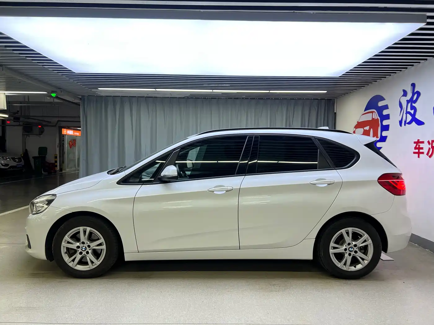 BMW 2 Series Touring 2016 218i Leading фото 4