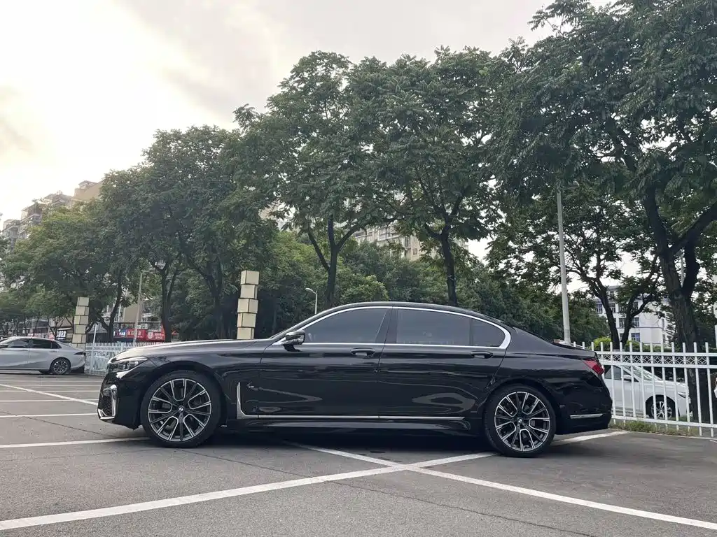 Фото 3 - BMW 7 Series