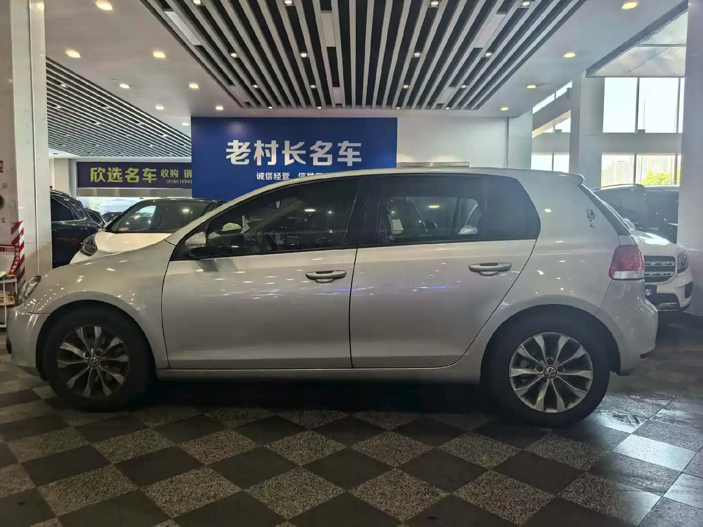 Volkswagen Golf 2010 1.6 Auto Comfort фото 9