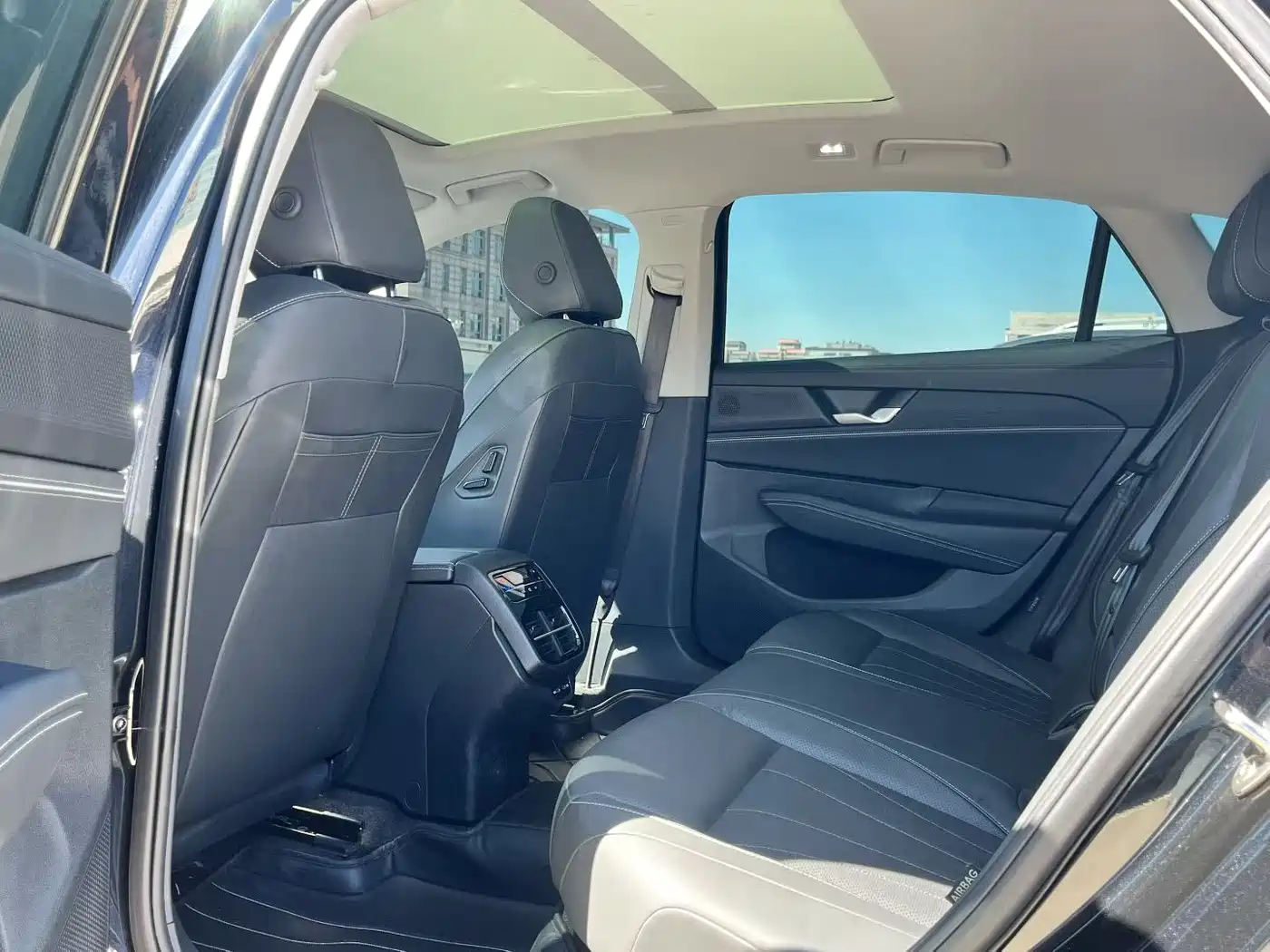 Volkswagen Passat 2025 Pro 380TSI Dragon Glory Edition фото 5