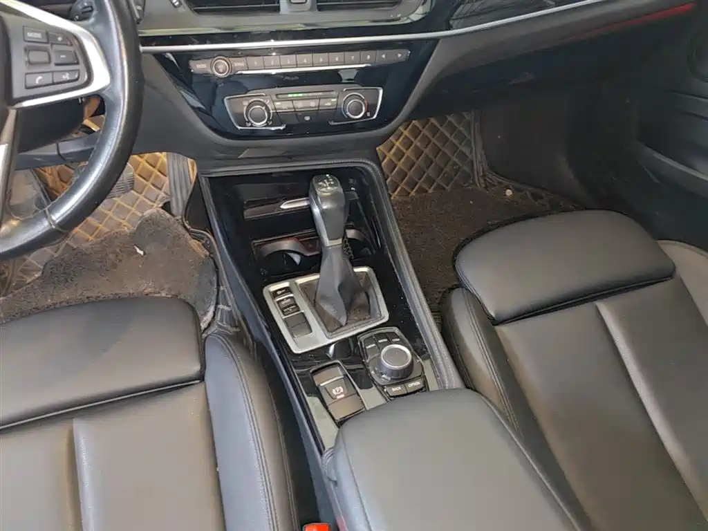 BMW 1 Series 2018 118i Sport Edition фото 14
