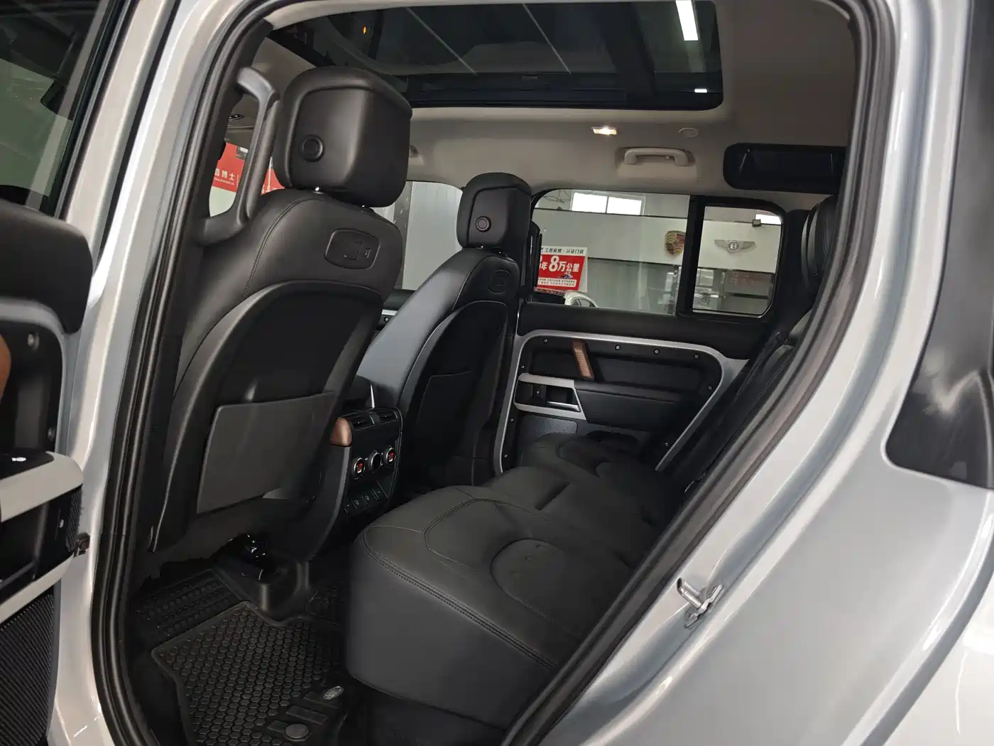 Land Rover Defender 2022 110 P400 Dark Special Edition фото 10