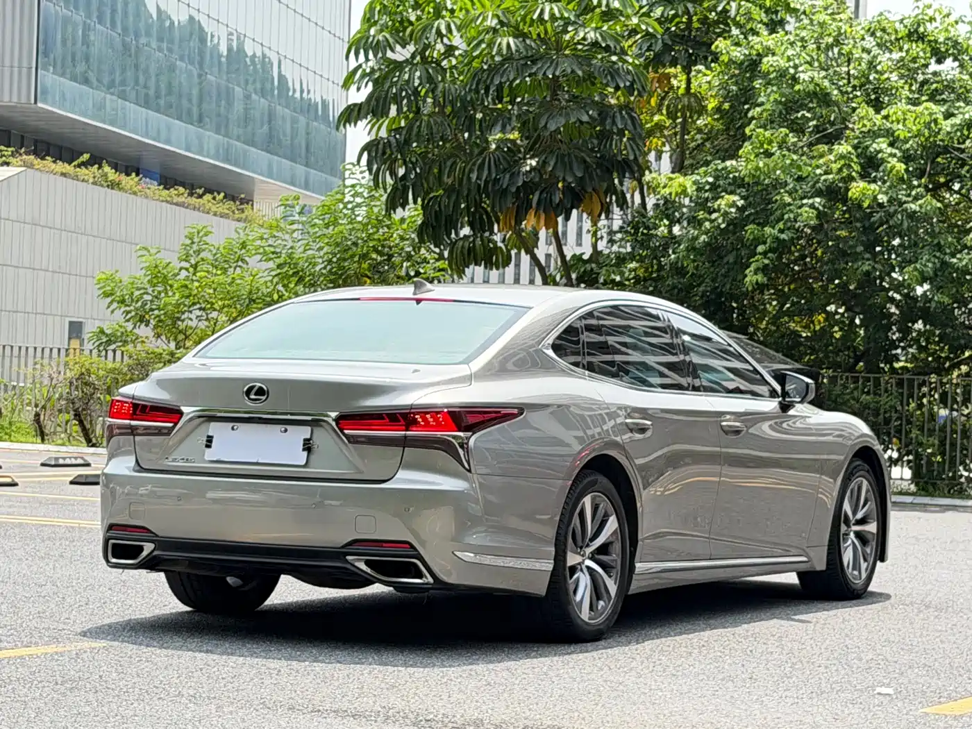 Фото 5 - Lexus LS