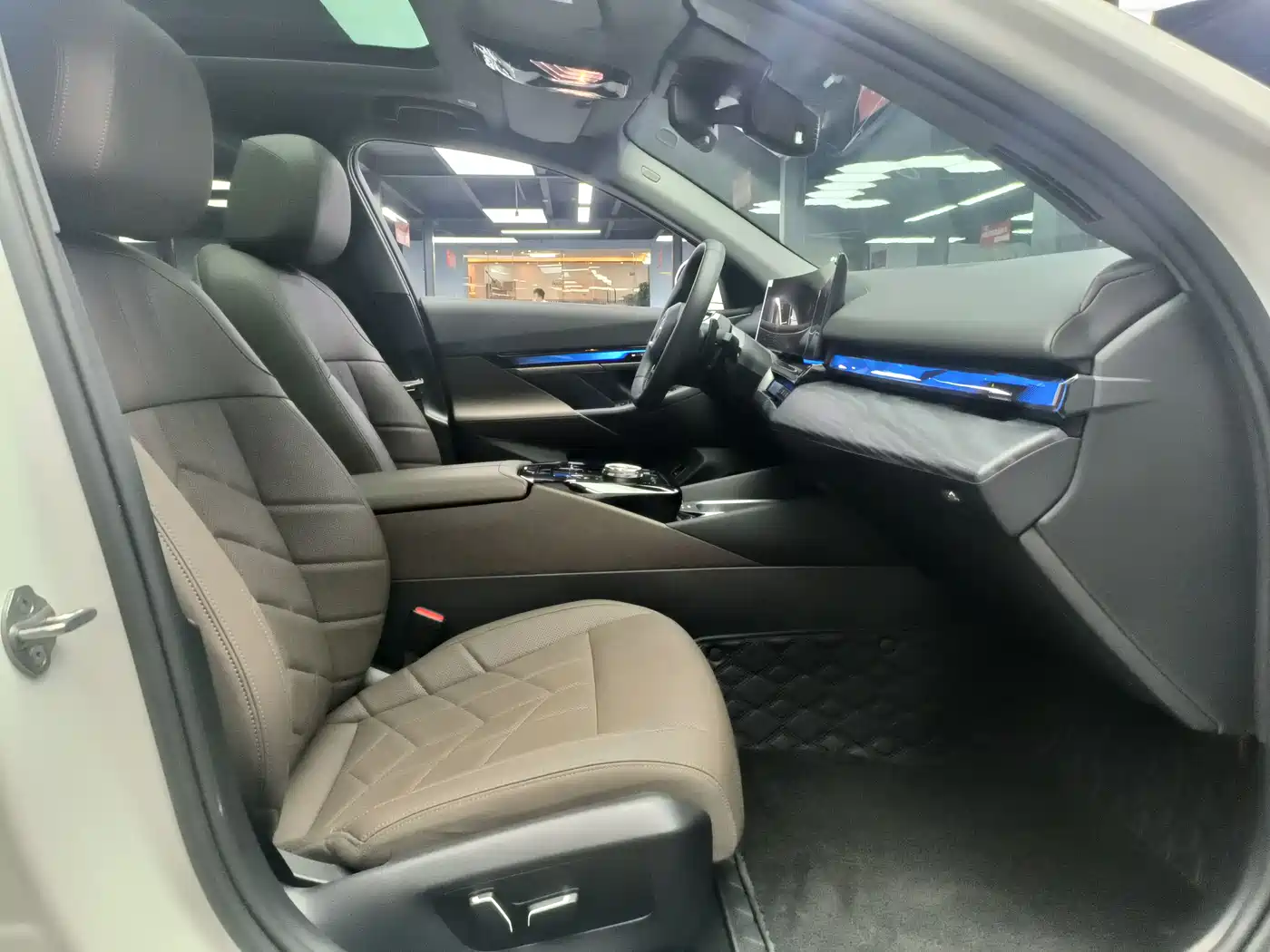 BMW 5 Series 2025 530Li Leading Luxury Package фото 4