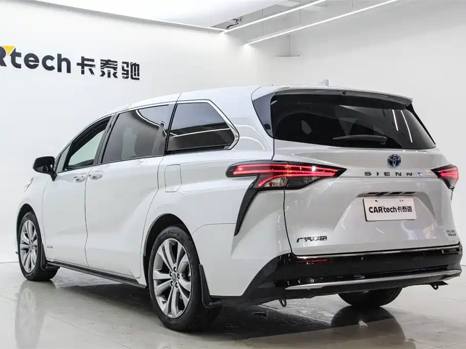 Toyota Sienna 2023 2.5L Hybrid Premium Edition фото 5