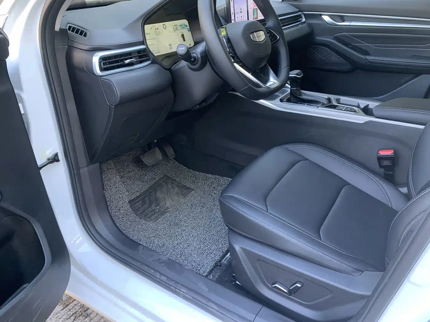 Фото 4 - Geely Emgrand