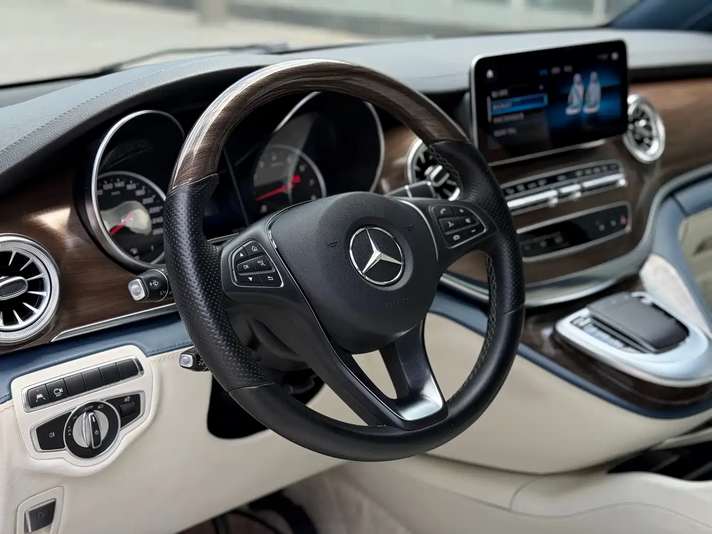 Mercedes-Benz V-Class 2021 V 260 L Long Wheelbase Luxury Edition фото 5