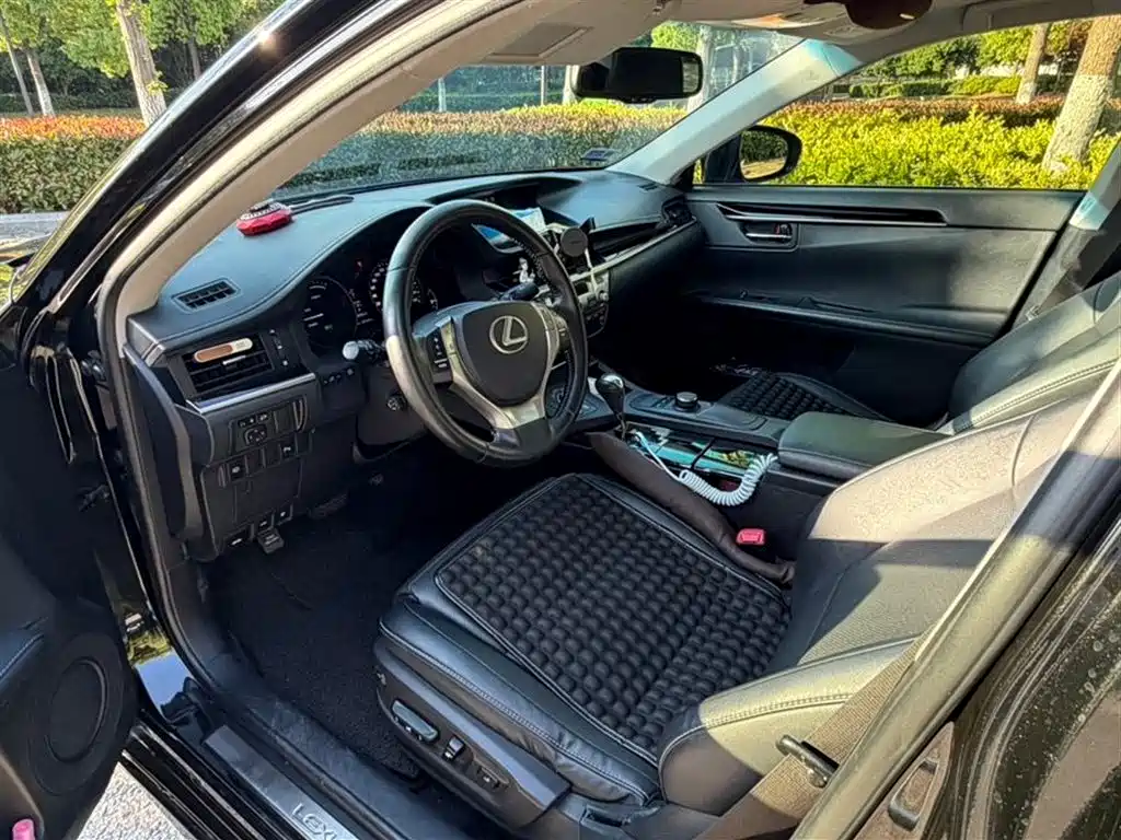 Lexus ES 2014 300h Elite Edition фото 9