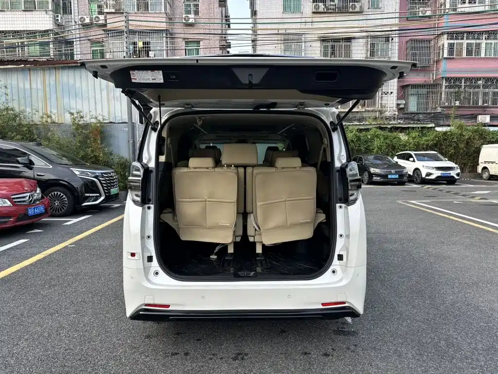 Фото 14 - Toyota Vellfire