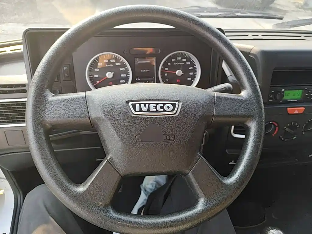 Iveco Daily 2022 2021 Model 2.5T A35 M1 Passenger Vehicle 5-9 Seats Short Wheelbase Medium Roof Single Tire Sliding Door