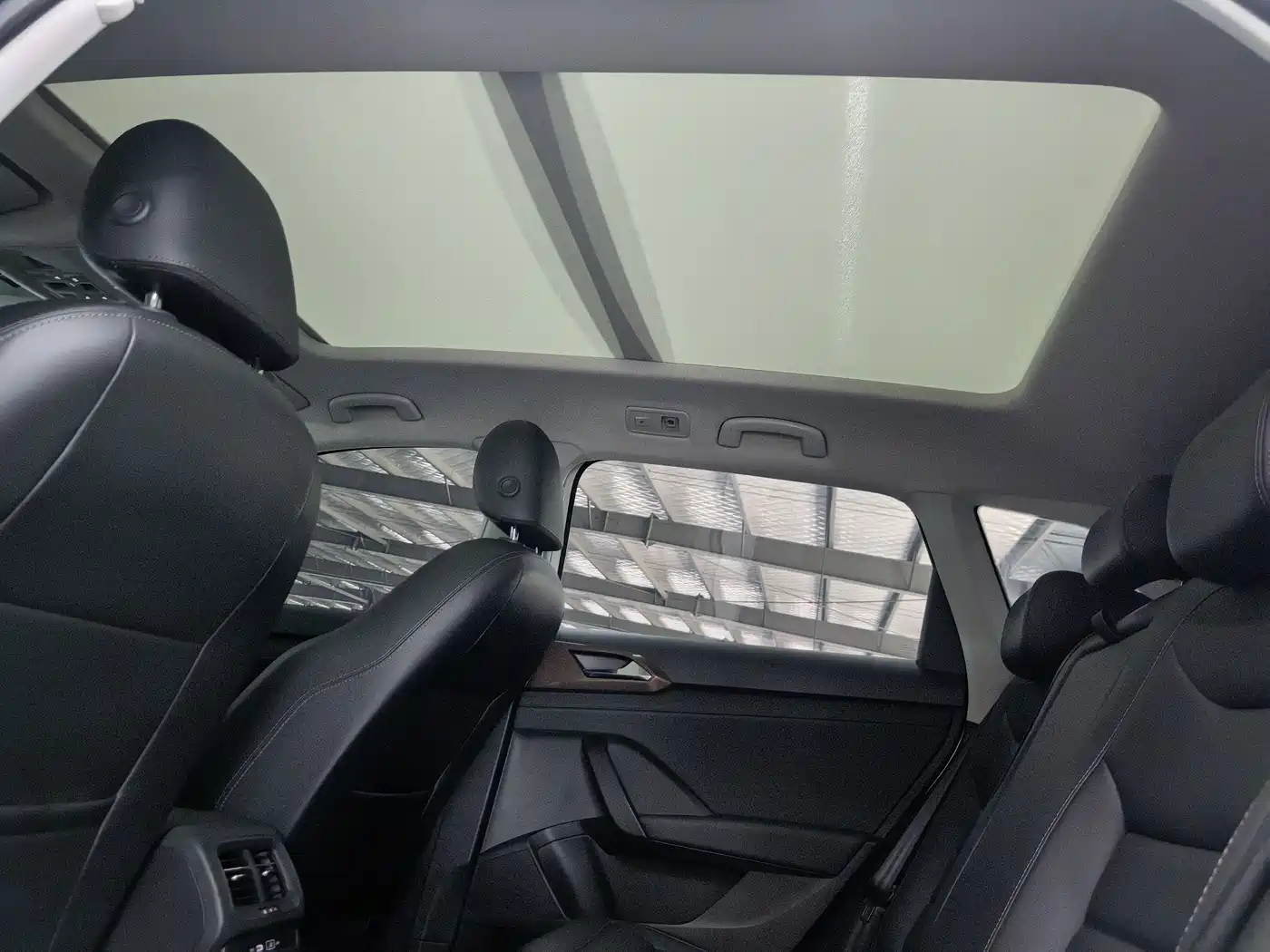 Volkswagen Tharu 2022 280TSI FWD Luxury Edition фото 15