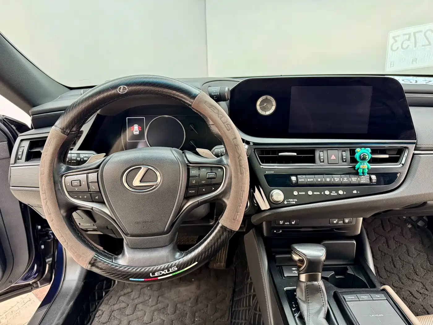 Lexus ES 2022 300h Ultimate Edition фото 18