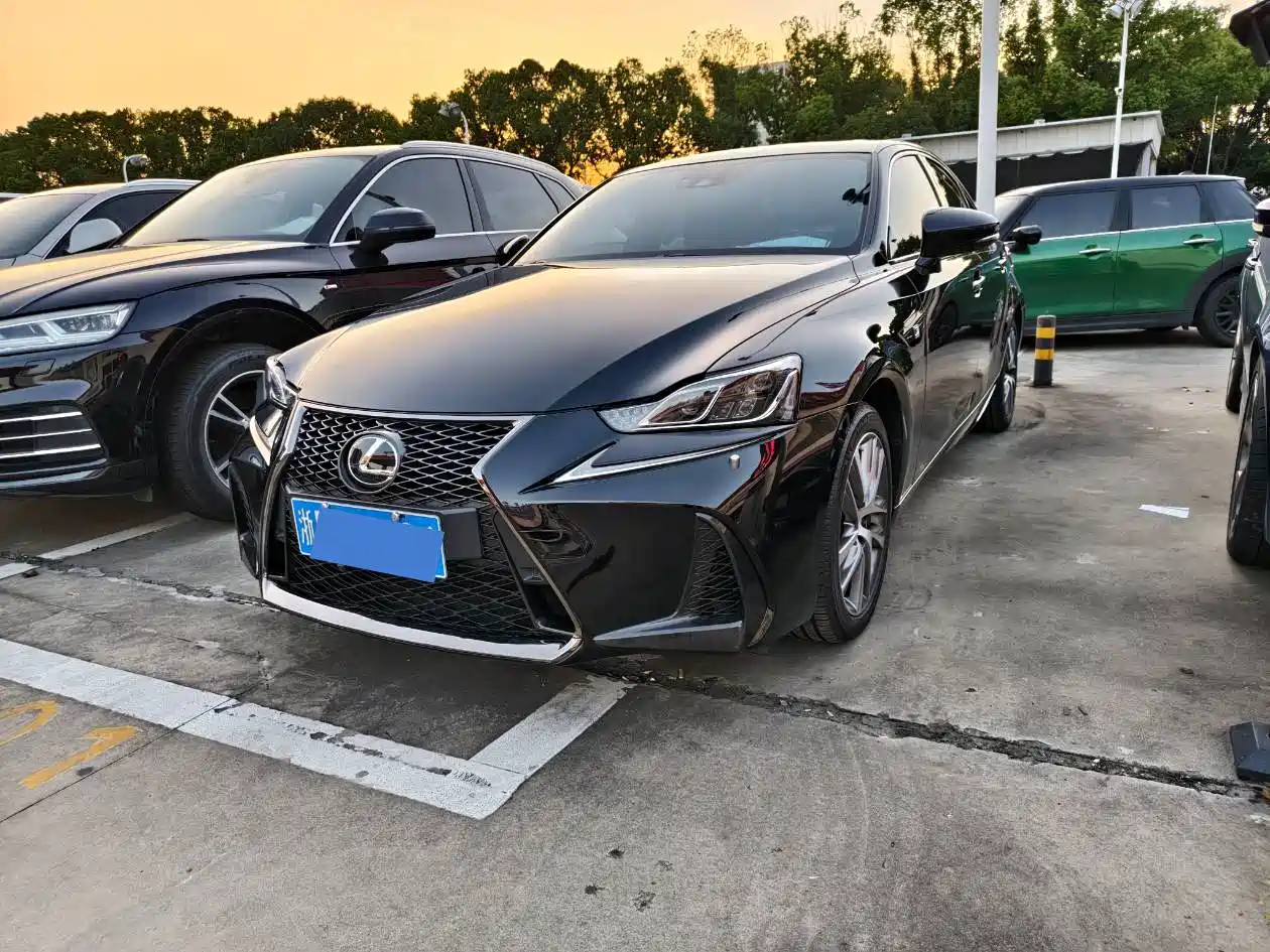 Фото 1 - Lexus IS