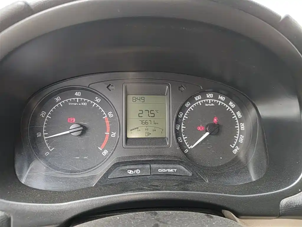 Škoda Fabia 2014 1.4L Manual Crystal Edition фото 12